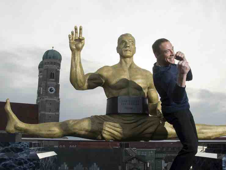 Jean Claude Van Damme e la sua statua | Web Source