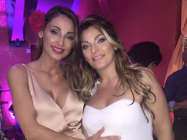 Anna Tatangelo con sua sorella (Web source) 16 aprile 2022 newstv.it